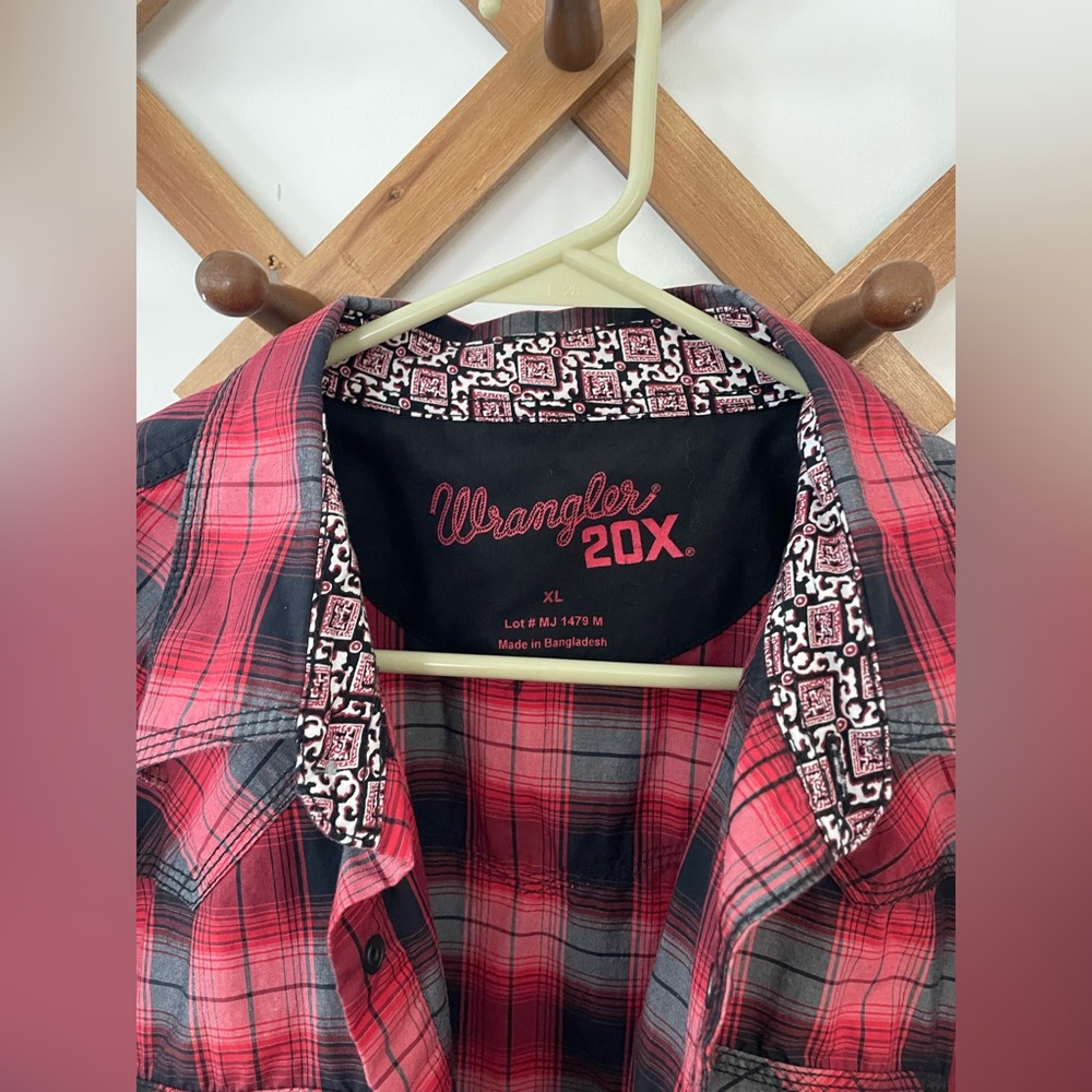 Wrangler men’s button down dress shirt. Size XL. Red and black plaid.